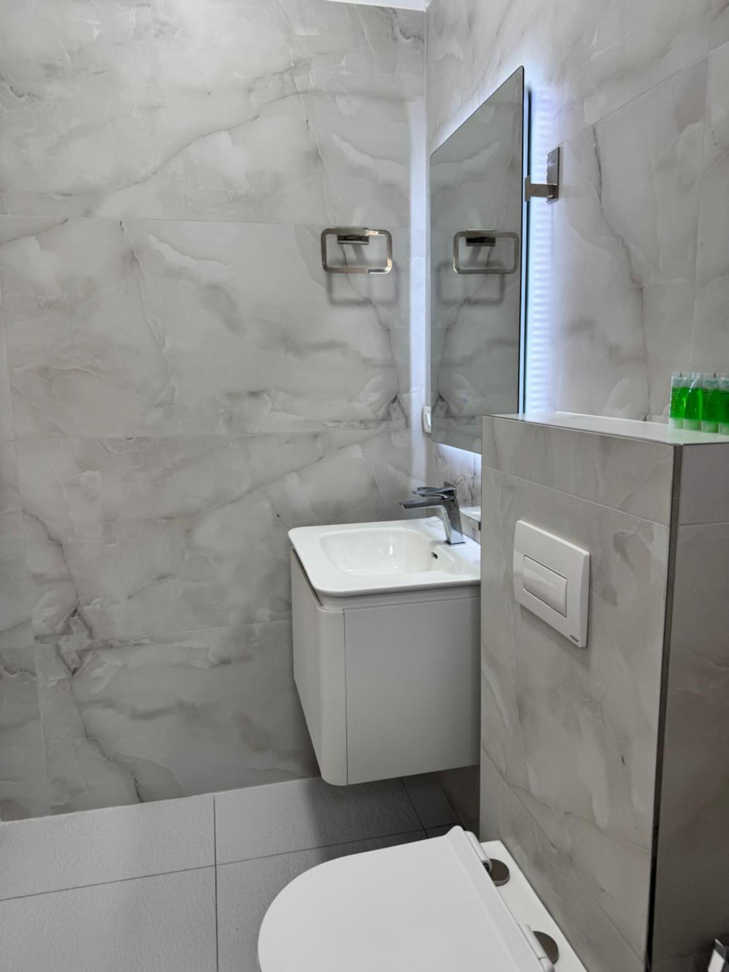 Rooms By The Sea Himare Esterno foto